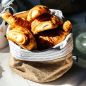 Preview: Upcycled Brotkorb “Coffee” mit Croissant gefüllt