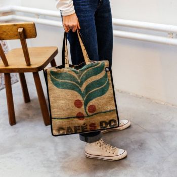 Upcycled Einkaufstasche “Coffee” in der Hand