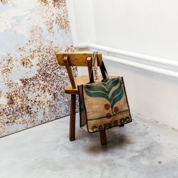 Upcycled Einkaufstasche “Coffee” an Stuhl hängend