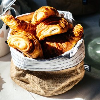 Upcycled Brotkorb “Coffee” mit Croissant gefüllt