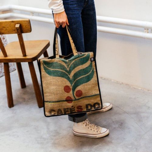 Upcycled Einkaufstasche “Coffee” in der Hand
