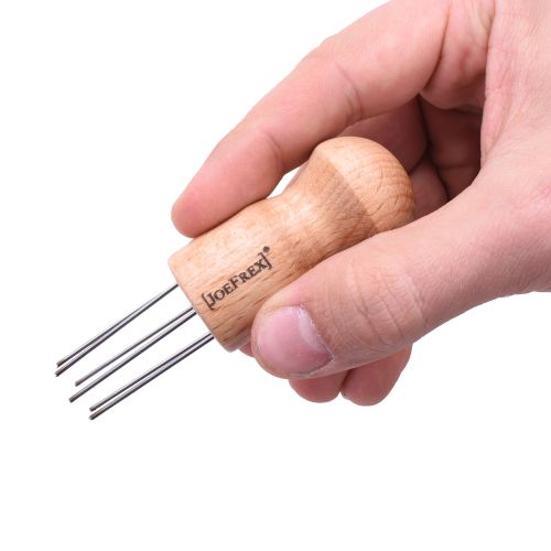 Hand mit Espresso Verteilers (Espresso Distribution Tool)