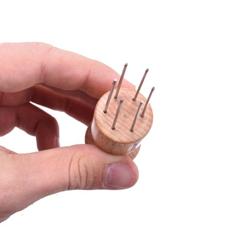 Hand mit Espresso Verteilers (Espresso Distribution Tool)