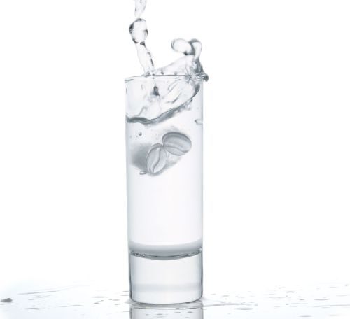 Eiswürfel aus der cilio Coffee Culture - Silikonform KAFFEEBOHNE in einem Wasserglas