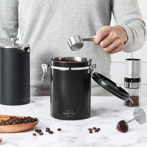 geöffnete Kaffeedose mit Löffel